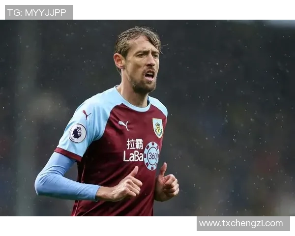 新闻记者如何揭示足球明星背后的真实故事与人生挑战