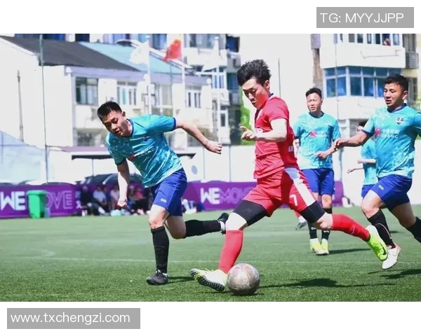 足球明星艺术照片全景展示尽显球场风采与个人魅力的视觉盛宴 足球明星艺术照片全景展示尽显球场风采与个人魅力的视觉盛宴